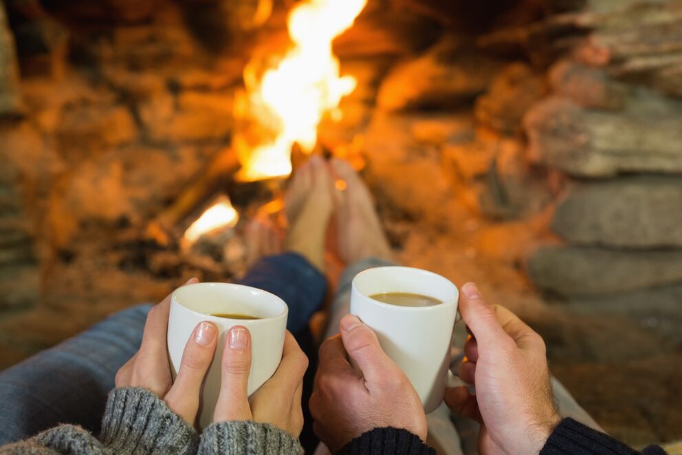 La pareja frente al fuego de la alegría