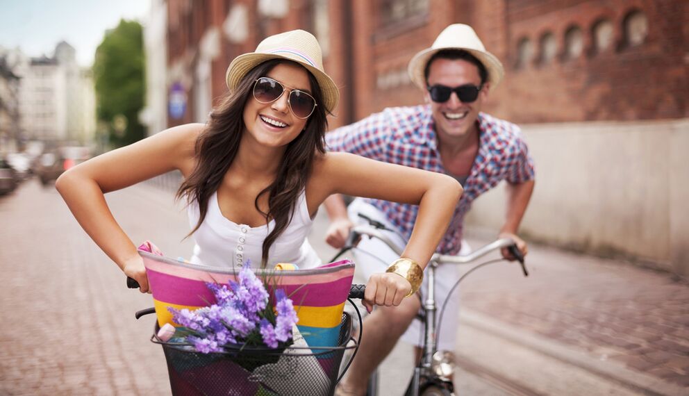 Mujer con un hombre de bicicleta